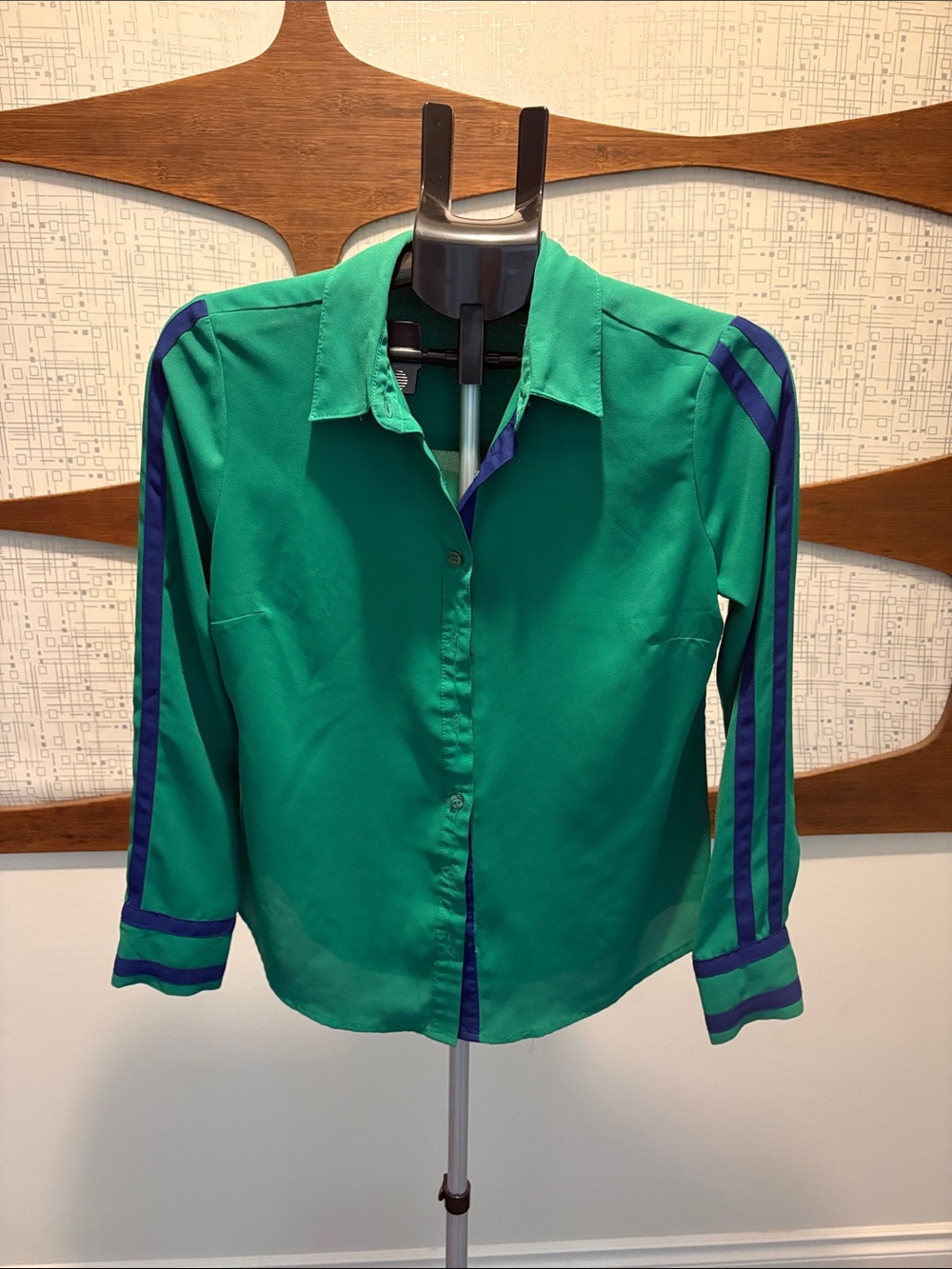 New York & Company Green Button-Down Shirt with Navy Trim